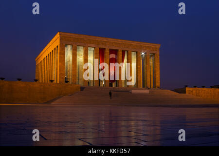 Mustafa Kemal Atatürk`s Mausoleum mit türkischer Flagge in Ankara bei Nacht Stockfoto